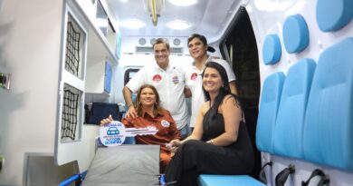 VITOR BONFIM ENTREGA AMBULÂNCIA E VEÍCULO ADMINISTRATIVO EM ARACATU