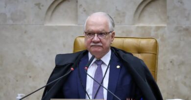 FACHIN SUSPENDE AFASTAMENTO DE DIRETORES DA PF E CRITICA CONFLITO DE DECISÕES NO STF