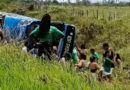 ÔNIBUS TOMBA NA BA-489 E DEIXA PELO MENOS 25 FERIDOS EM PRADO
